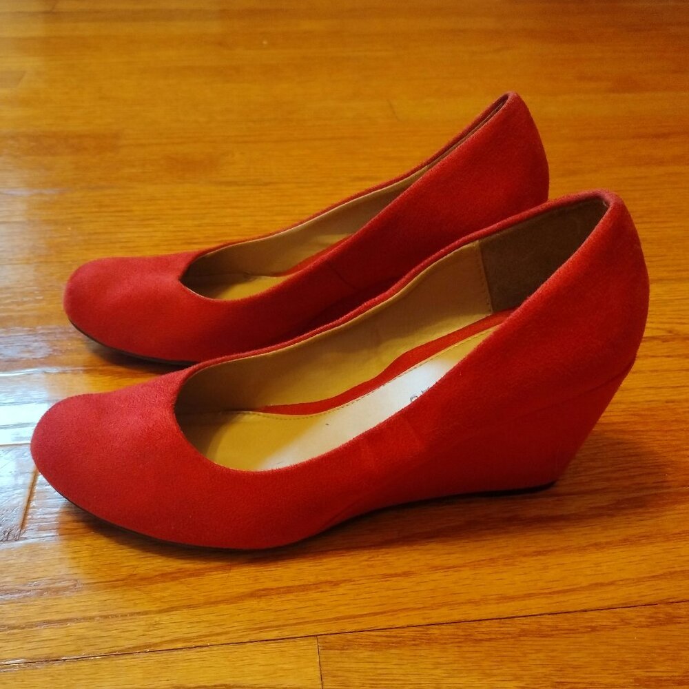 Chinese Laundry Women's Shoes Wedge Heels Red Faux Suede Size 8M